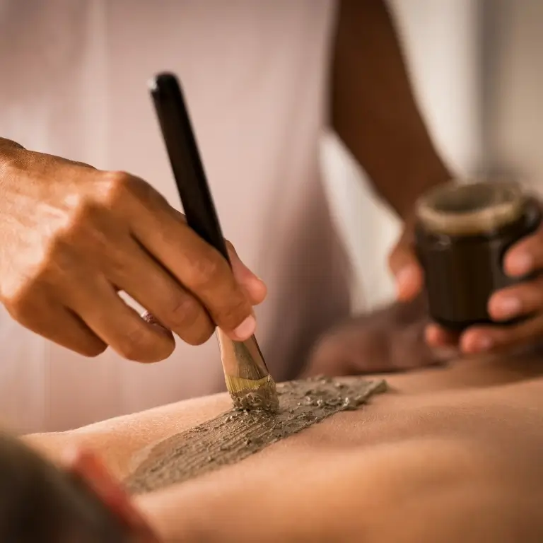 Nakładanie maści na&nbsp;plecy