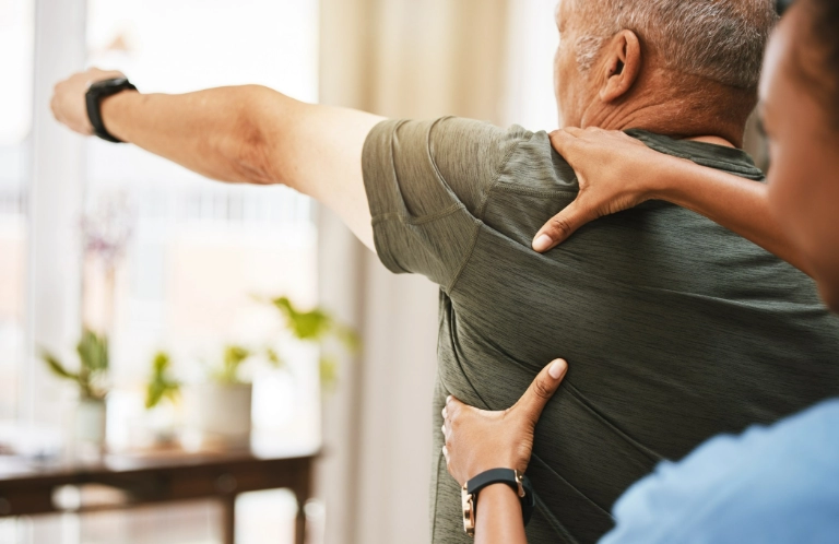 Mężczyzna ćwiczący barki