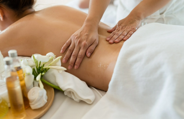 Ręce na&nbsp;dolnej części pleców