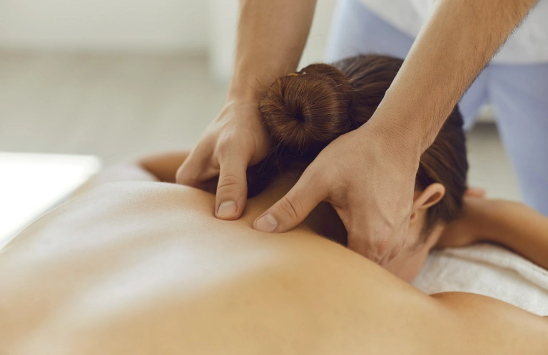 Kobieta podczas masażu karku