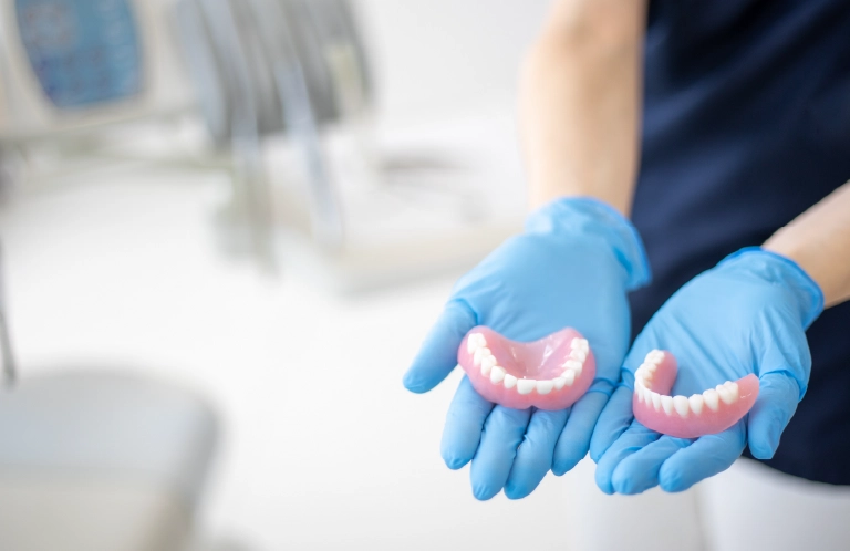 Sztuczne szczęki na&nbsp;dłoniach