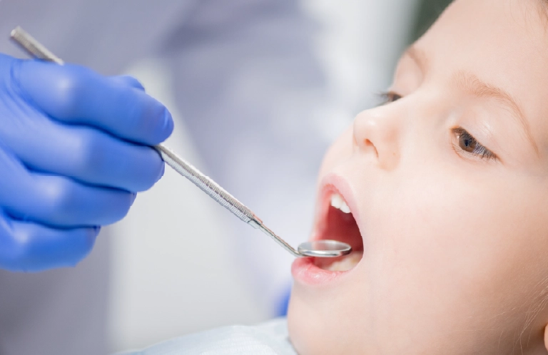 Oglądanie zębów u&nbsp;dziewczynki