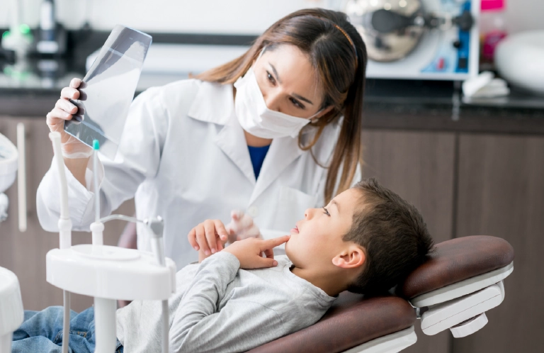 Dentystka i&nbsp;chłopiec na&nbsp;kozetce