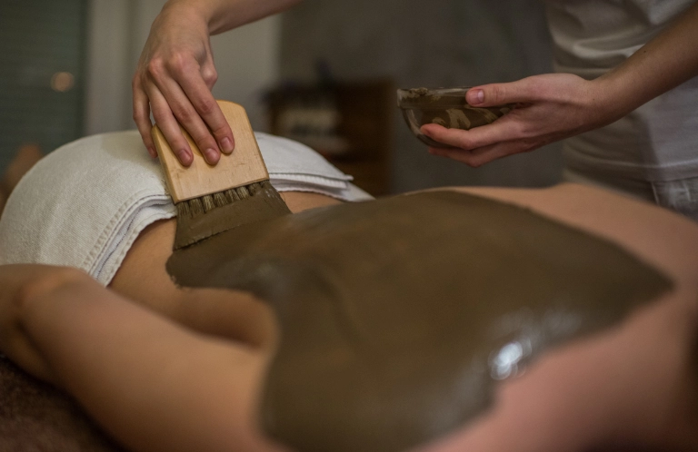 Nakładanie balsamu na&nbsp;plecy